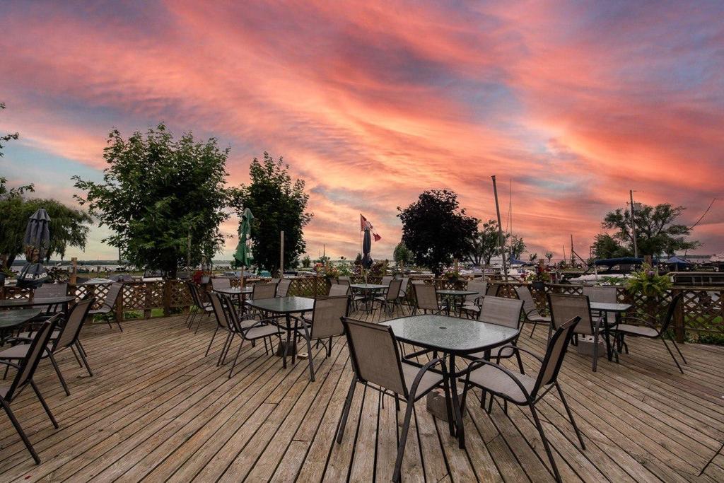 shoreland-bar-restaurant-1750130365550