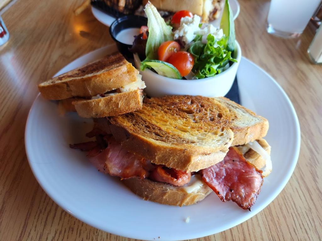 gold-pan-saloon-at-the-best-western-gold-rush-inn-8